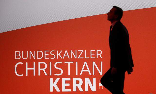 Bundeskanzler und SPÖ-Chef Christian Kern sagt, nichts von der Schmutzkübelkampagne gegen die ÖVP gewusst zu haben und verspricht Aufklärung. 