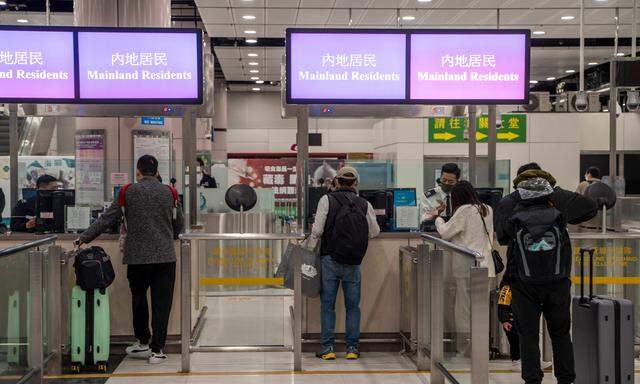 Die gefallenenen Einreisebeschränkungen führen zu viel Reiseverkehr zwischen China und Hongkong.