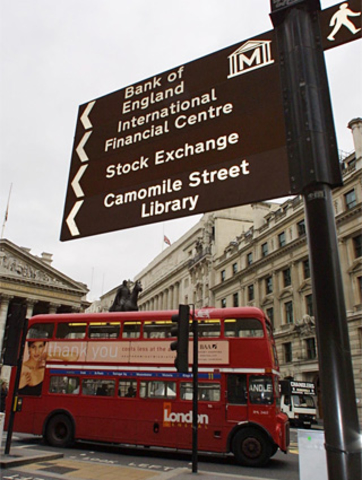 Der Londonder Index FTSE-100 profitierte im Krisenjahr davon, dass an der Börse neben Banken auch viele Unternehmen aus der Pharma- und Energiebranche notieren.