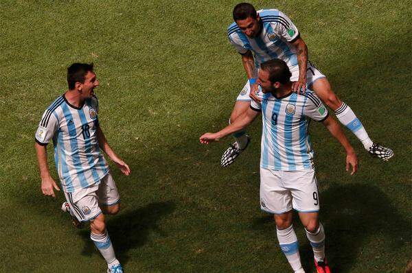 Argentinien weiß zwar weiterhin nicht zu begeistern, der fünfte Sieg mit einem Tor Unterschied reicht aber zum Einzug ins Halbfinale. Belgien wird mit 1:0 besiegt, das Goldtor erzielt Gonzalo Higuain.