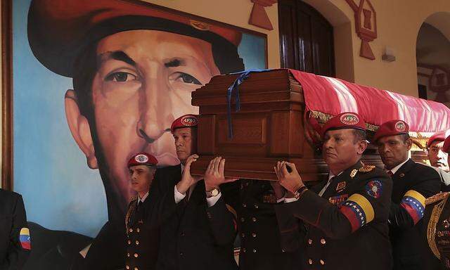 Pallbearers carry the coffin of Venezuela's late President Hugo Chavez after a funeral parade in Caracas