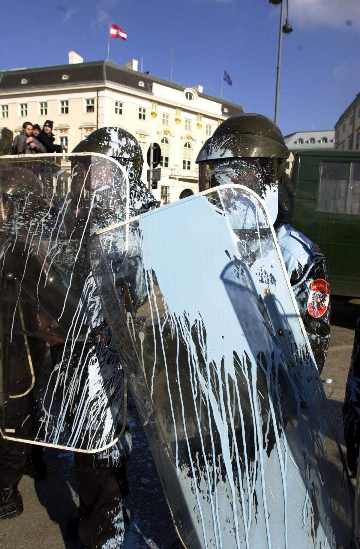 Während die Regierung im Anschluss ihren ersten Ministerrat abhält, stürmen 20 Demonstranten das Sozialministerium, andere bewerfen die ÖVP-Zentrale mit Knallkörpern. Vor der FPÖ-Zentrale gehen rund 1000 Demonstranten gegen Polizisten vor. Die „Presse“ schreibt dazu: „Alles, was auf der Straße zu finden war, mußte als Geschoß herhalten. Flaschen, Holzstücke und Eier flogen gegen die Beamten. Einigen Demonstranten gelang es, den (...) Polizisten ein Stück Sperrgitter zu entreißen (...) Polizeiautos wurden die Reifen aufgestochen.“ In Innsbruck demonstrieren zeitgleich rund 600 Menschen, in Linz 500 und in Graz 1500.