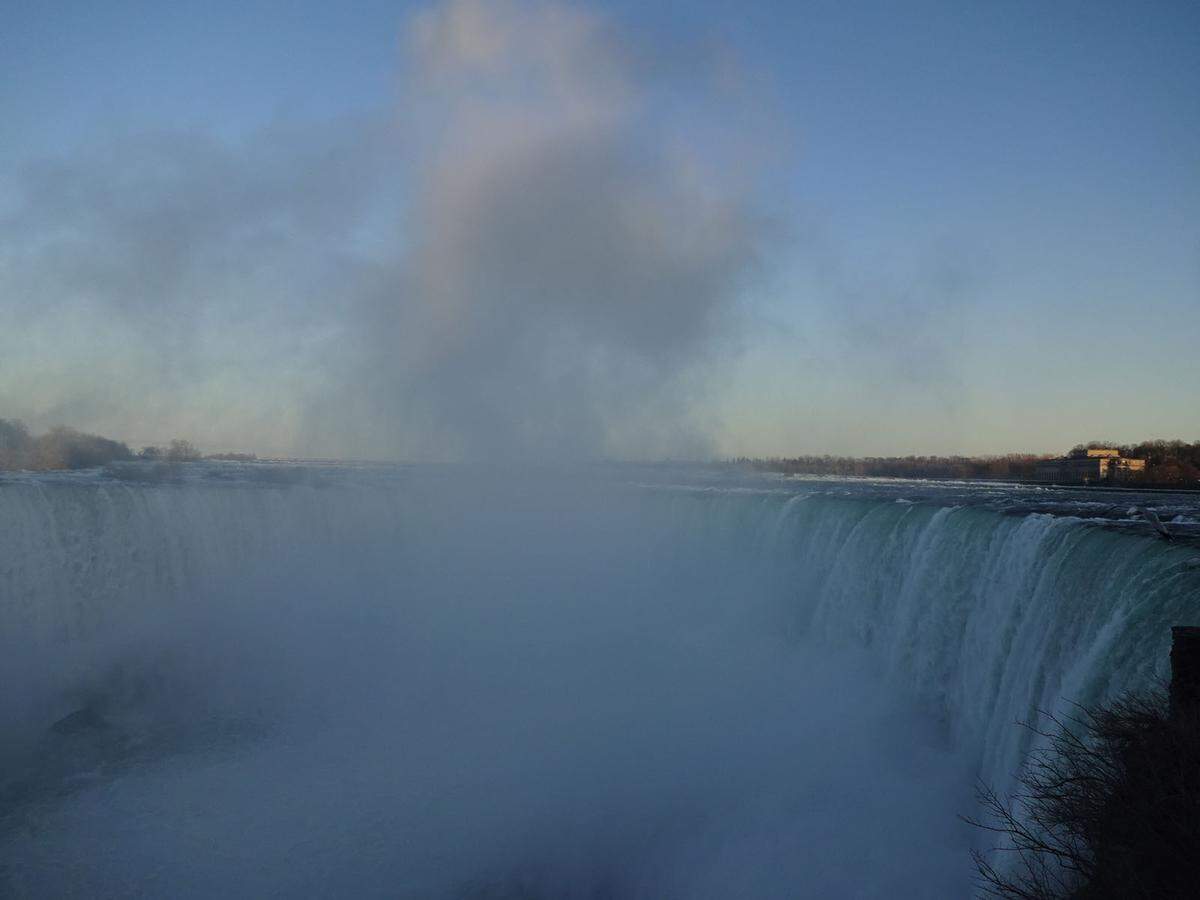 … Aussteigende stehen nach der Durchquerung eines Informationszentrums zunächst einmal in der Gischt der „Horseshoe Falls“. Das Wasser der Niagarafälle stürzt hier auf einer Kantenlänge von 670 Meter bis zu 57 Meter in die Tiefe.