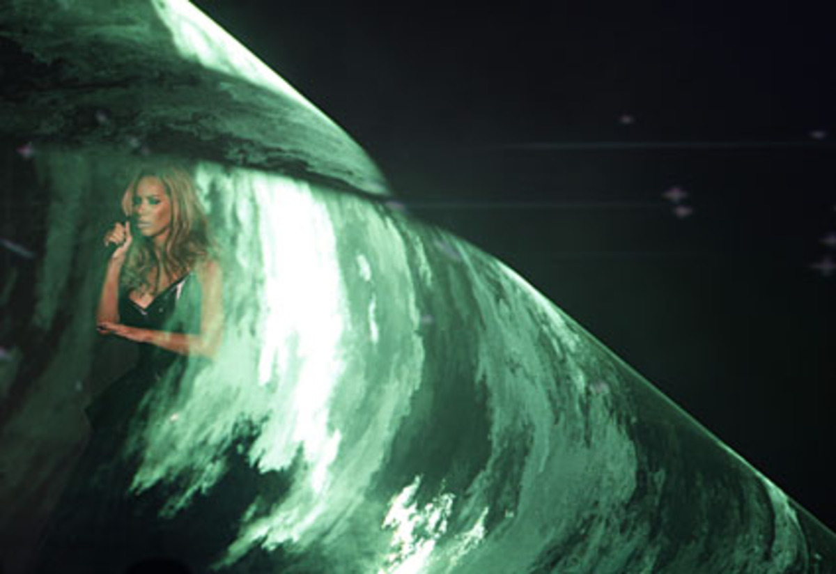 Bester männlicher Künstler wurde Eminem, der nicht nach Berlin kam, weil er "hart an meinem neuen Album arbeite". maNga aus der Türkei wurde zur besten europäischen Band gewählt, der MTV-Förderpreis Push ging an Pixie Lott. Den besten Bühnenauftritt weltweit lieferten Linkin Park. Leona Lewis (im Bild) sang in hohen Tönen, bekam aber keine Preis dafür.