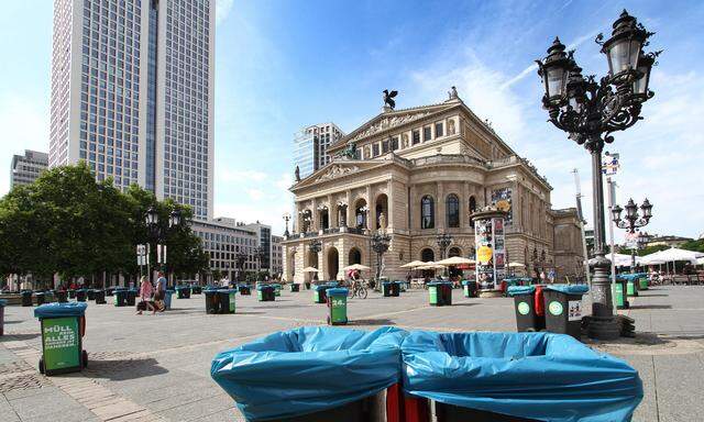 Auf dem Opernplatz wird nach Freiluft-Parties aufgeräumt werden.