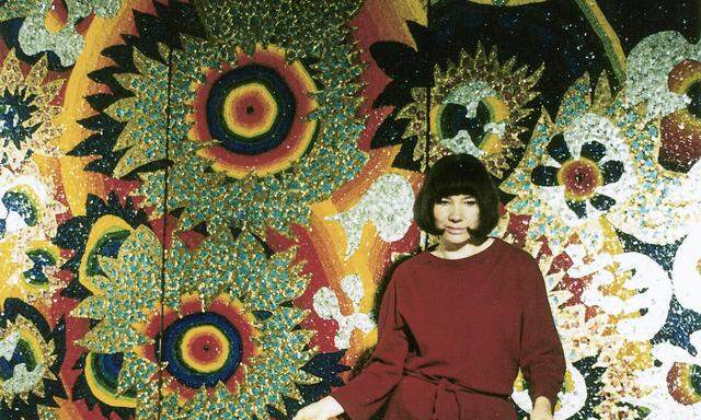 Isolde Joham bei der Arbeit am Mosaik „Sonne“, 1970–72.