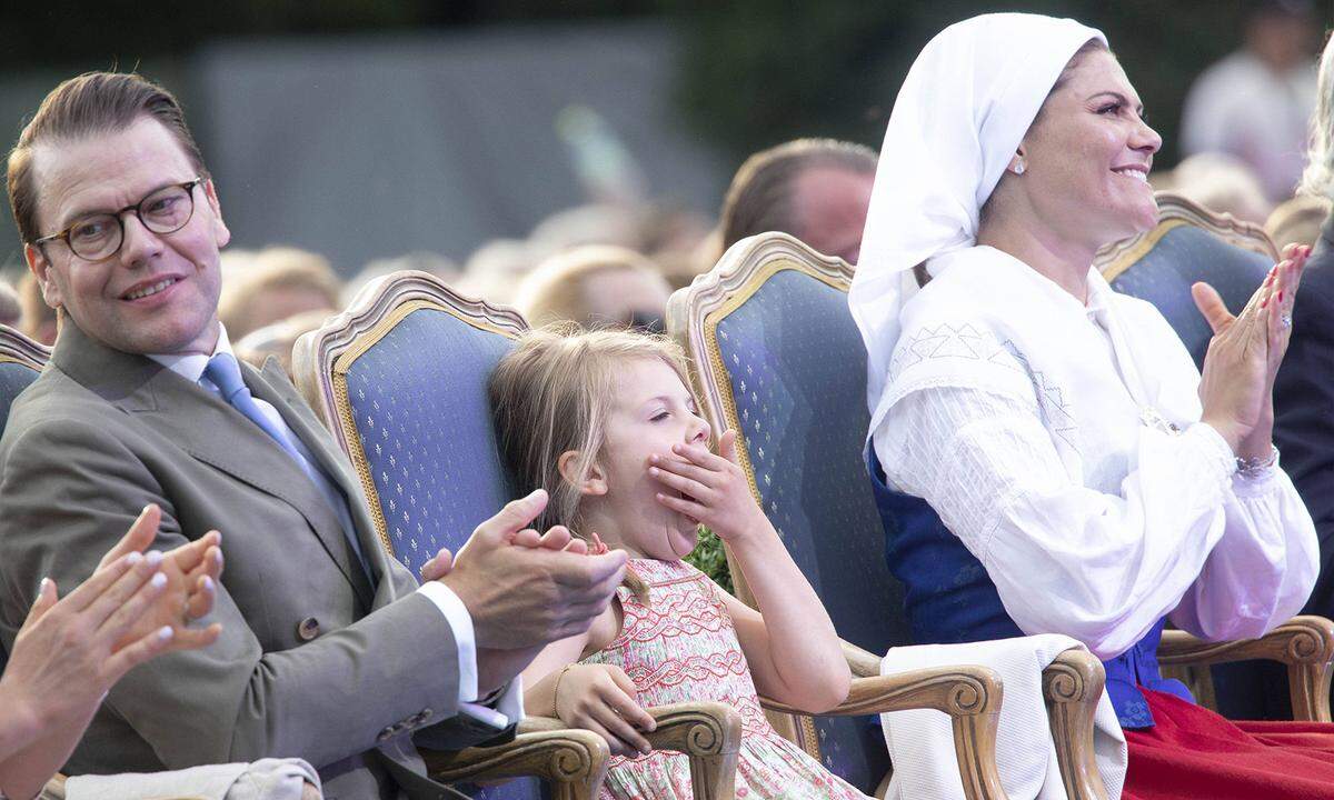 Zum Einschlafen: Auf die Abendveranstaltung hatte Estelle wohl aber keine Lust mehr. Sichtlich müde, gähnte die sechsjährige Prinzessin beherzt vor sich hin.