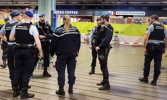 NETHERLANDS-POLICE-THREAT-AIRPORT