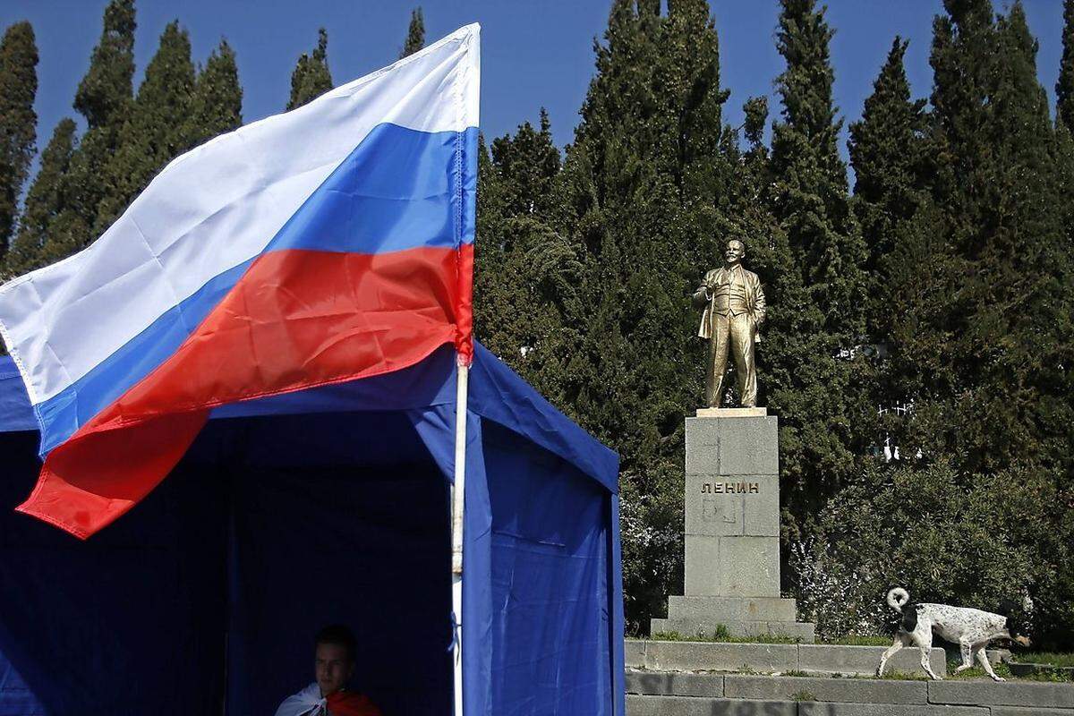 Hier steht er noch: In Alupka auf der Krim wurde die Statue Lenins noch nicht vom Sockel gerissen, wie sonst an vielen Orten der Ukraine.