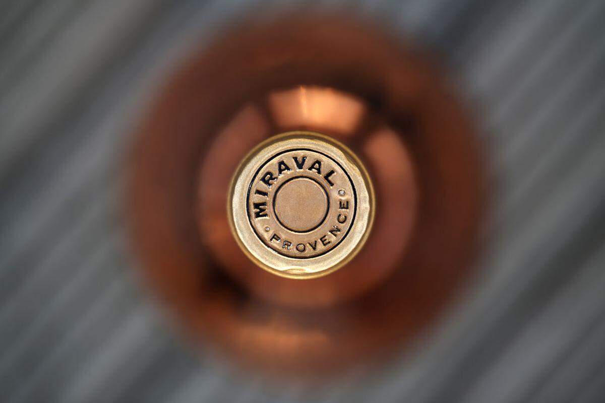 Pitt und Jolie kauften 2011 das 500 Hektar große Miraval für angeblich 40 Millionen Euro . Das Weingut erstreckt sich über die Appellationen Côteaux Varois-en-Provence und Côtes de Provence. Die ersten 6000 Flaschen Miraval Rosé 2012 waren in fünf Stunden ausverkauft.