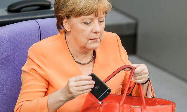 Sicher? Deutschlands Kanzlerin Angela Merkel und ihr Mobiltelefon