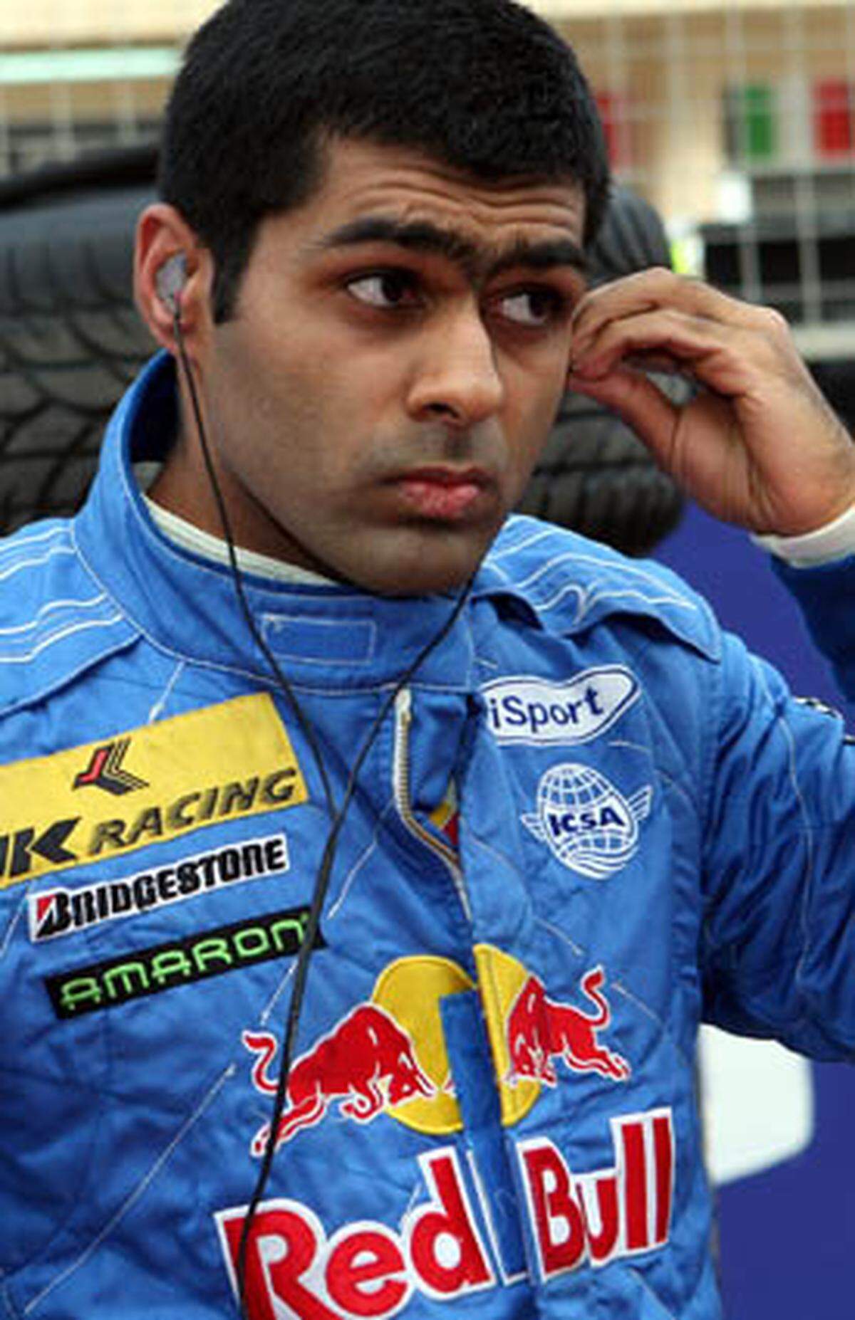 Kollege von Bruno Senna wird der Inder Karun Chandhok. Der 26-Jährige, der zuletzt die GP2-Serie bestritt, wird der zweite Inder in der Königsklasse nach Narain Karthikeyan, der 2005 für Jordan fuhr.