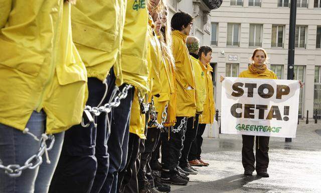 Die Umweltorganisation Greenpeace hat Mittwochfrüh das Bundeskanzleramt am Wiener Ballhausplatz abgeriegelt.