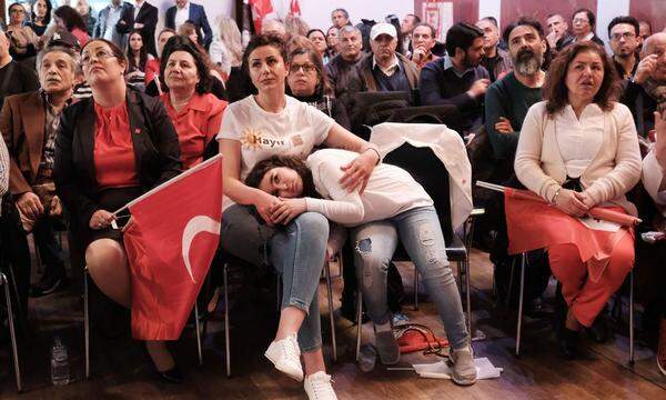Die beiden größten Oppositionsparteien der Türkei kritisierten eine "Manipulation" des Referendums und kündigten die Anfechtung des Ergebnisses an. Die prokurdische HDP erklärte am Sonntagabend auf Twitter, sie werde eine Neuauszählung von zwei Dritteln der Urnen verlangen. Es gebe Hinweise auf eine "Manipulation der Abstimmung in Höhe von drei bis vier Prozentpunkte". Hier ein Bild von Erdogan-Gegnern aus Berlin.
