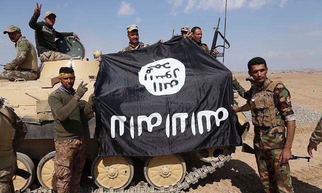Regierungstruppen mit einer umgedrehten IS-Flagge.
