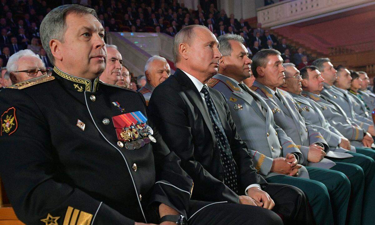 Hochdekoriertes Publikum mit Präsident Wladimir Putin (2. v. l.). Die Anwesenden feierten das 100-jährige Bestehen des russischen Militärgeheimdienstes.