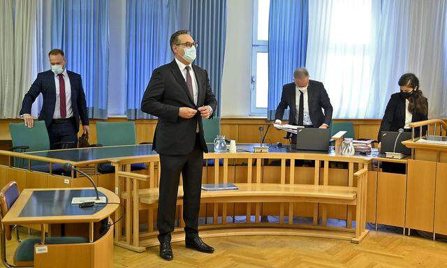Am zweiten Tag des Strache-Prozesses (Bild links: Anwalt Johann Pauer, rechts: die Vertreter der WKStA, Bernhard Weratschnig und Silvia Thaller) kamen die ersten Zeugen zu Wort.