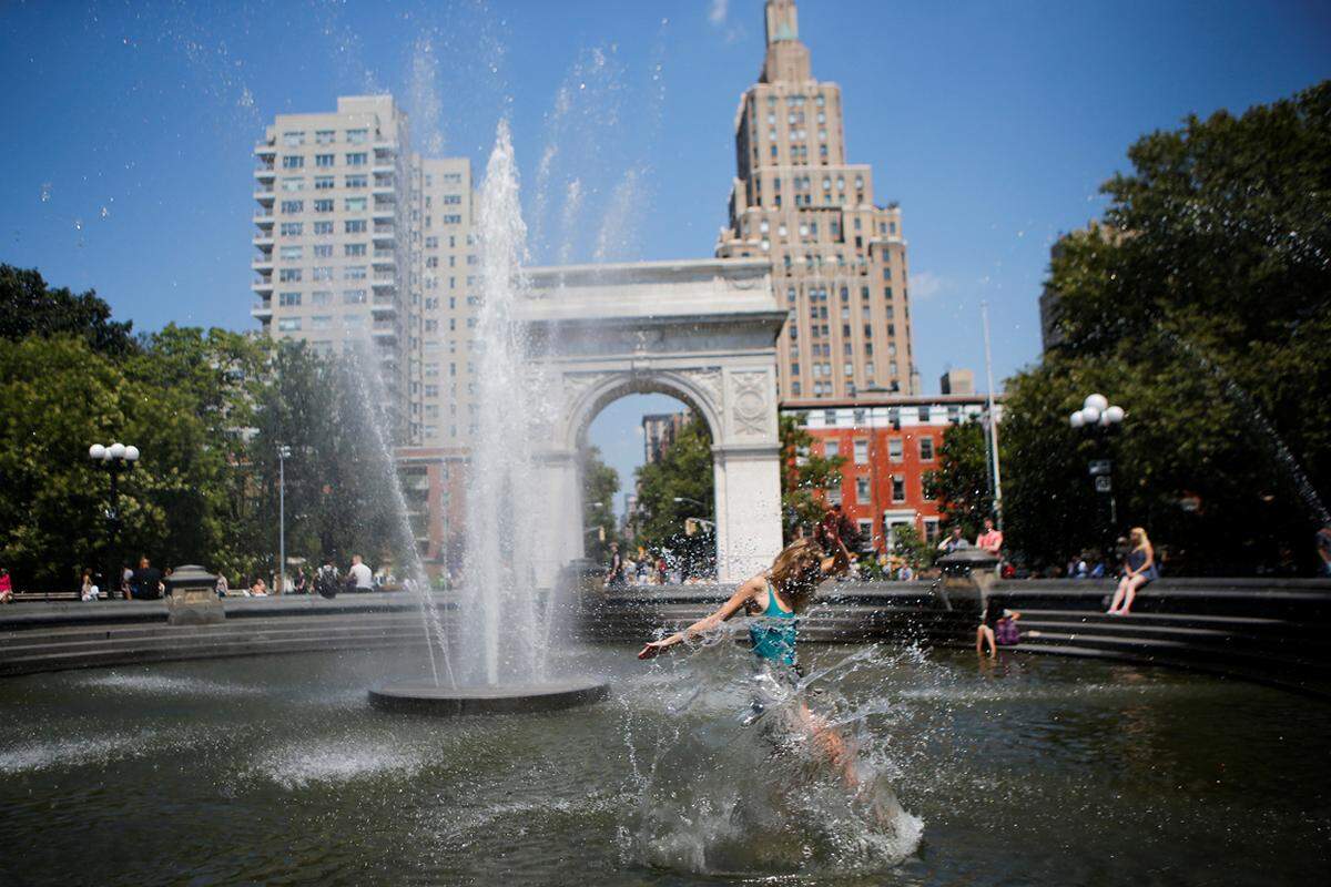 Im Washington Square Park sollen schätzungsweise zwischen 20.000 und 125.000 Leichen begraben sein. Ab 1797 diente der heutige Park 30 Jahre lang als Friedhof. Jahrelang wurden hier auch Hinrichtungen vollzogen – die Toten im Anschluss direkt im Park vergraben.