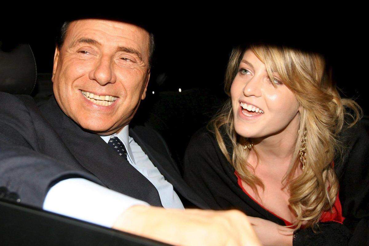 Die älteste Tochter von Berlusconi und Veronica Lario hat sich offen verbittert über die Sexskandale geäußert, die das Image ihres Vaters schwer belasten. Die älteste Tochter von Berlusconi und Veronica Lario hat sich offen verbittert über die Sexskandale geäußert, die das Image ihres Vaters schwer belasten.