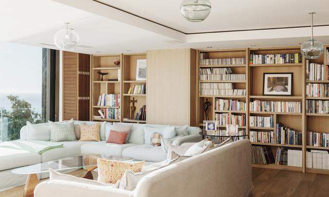Nach wie vor ein Must-Have im eigenen Wohnraum: Das Bücherregal.