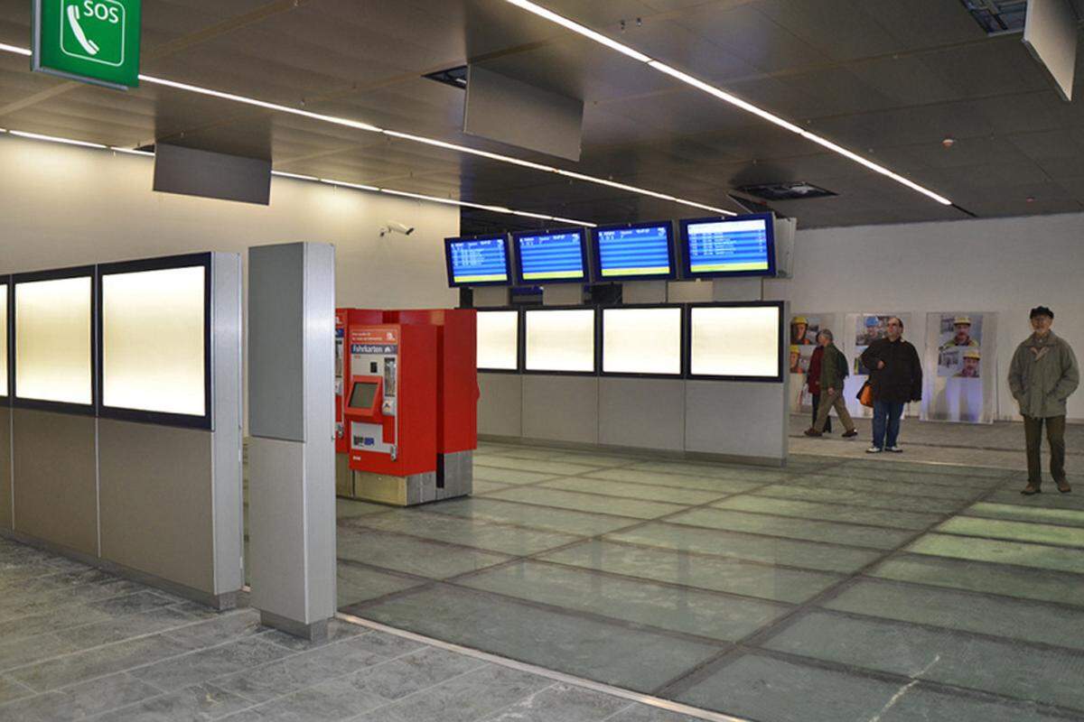 Der halbe Bahnhof ist schon fast betriebsbereit. Zutritt verschafft man sich über den Eingang süd bei der Sonnwendgasse. Der Haupteingang wird nach Abschluss der Arbeiten dann im Norden Richtung Südtirolerplatz sein. Dort herrscht derzeit noch Großbaustellen-Flair.