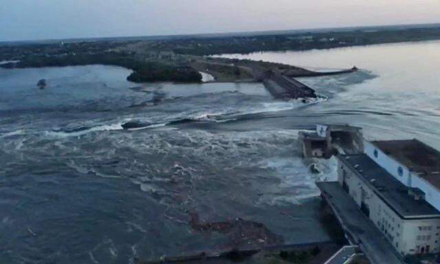 Der hochwasserführende Dnipro strömt durch den zerstörten Kraftwerksblock des Staudamms von Nowa Kachowka.