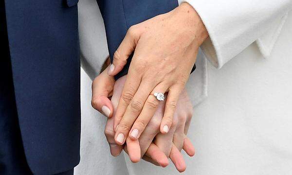 Am 27. November folgte die offizielle Bekanntgabe von Seiten des Clarence House: Harry und Meghan Markle werden im Frühling 2018 heiraten. Kurz darauf zeigten sich die Verlobten strahlend vor Glück im Garten des Kensington Palastes der Öffentlichkeit - und Meghan präsentierte ihren Stein.