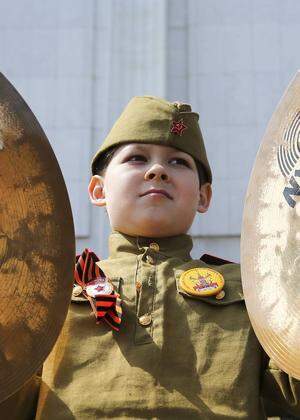 Heutzutage wird in Russland pompöser denn je an den Sieg der Roten Armee erinnert. Im Bild ein Bub, der bei der Jugendarmee mitmacht.