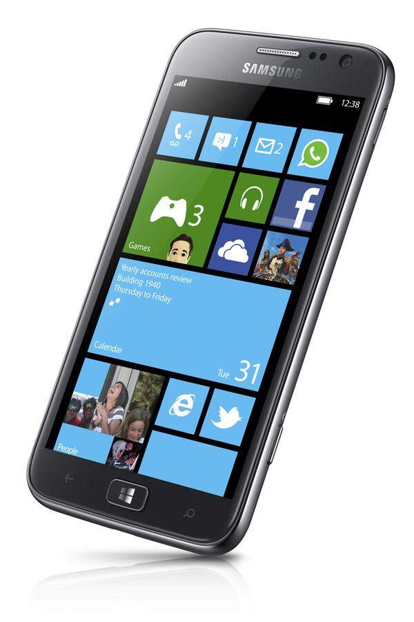 Das erste Smartphone mit Windows Phone 8 wird von einem Dual-Core-Prozessor mit 1,5 Gigahertz betrieben. Der AMOLED-Touchscreen bietet eine Diagonale von 4,8 Zoll mit HD-Auflösung. Bei der Kamera dürfte sich Samsung bei seinem Android-Flaggschiff Galaxy S3 bedient haben. Sie bietet dieselben 8 Megapixel auf der Rückseite und 1,9 Megapixel auf der Vorderseite. Fotos können auf wahlweise 16 oder 32 Gigabyte abgespeichert werden, hinzu kommt noch ein microSD-Kartenslot. Die drahtlose Funktechnik NFC ist ebenfalls integriert.