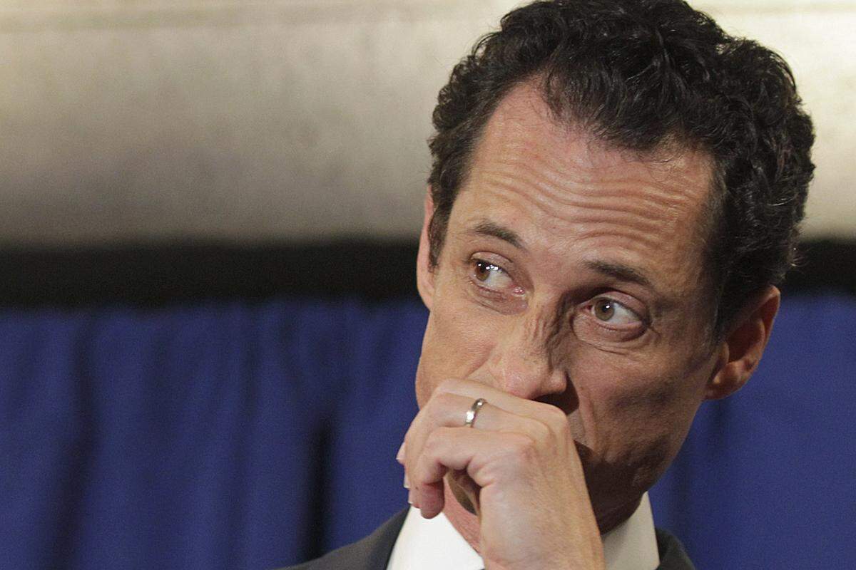 Der Demokrat Anthony Weiner galt als einer der größten politischen Talente der USA. Das änderte sich schlagartig, als der 47-Jährige ein intimes Foto von sich versehentlich auf Twitter gestellt hatte. In einer Pressekonferenz gab der verheiratete Weiner nach langem Leugnen zu, mit verschiedenen Frauen erotische Online-Kontakte gehabt zu haben. Im Juni 2011 trat er als Abgeordneter zurück.