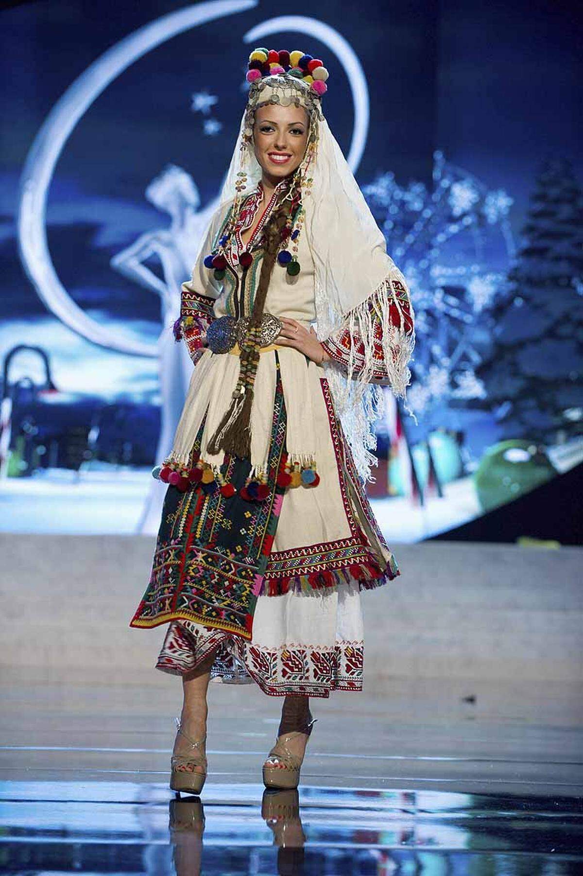 Miss Bulgarien Zhana Yaneva ganz klassisch in der Volkstracht.