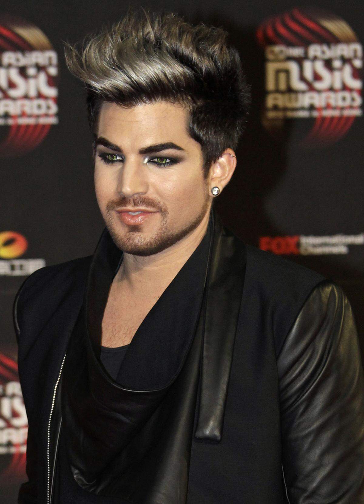 Auch Männer tragen Grau, so etwa Sänger Adam Lambert.