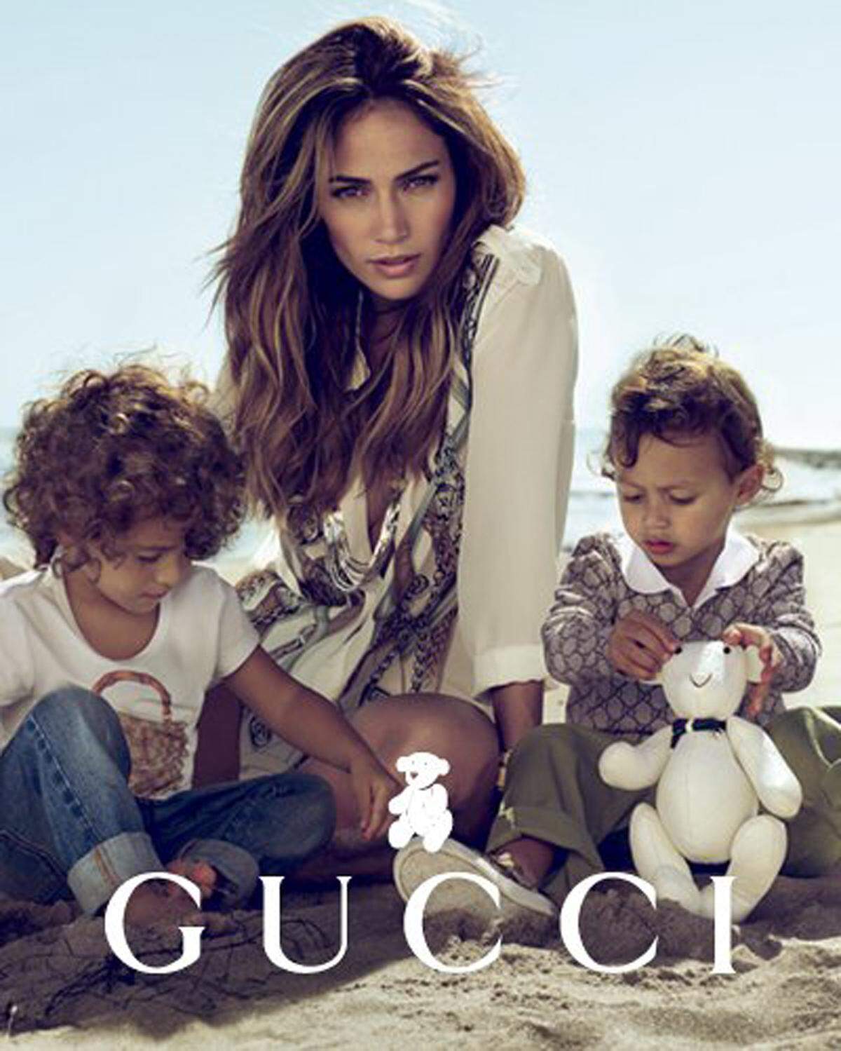Gesanglich halten sich Max und Emme, die Zwillinge von Jennifer Lopez noch zurück. In der Gucci-Kampagne an der Seite ihrer Mutter machen sie dennoch eine gute Figur.