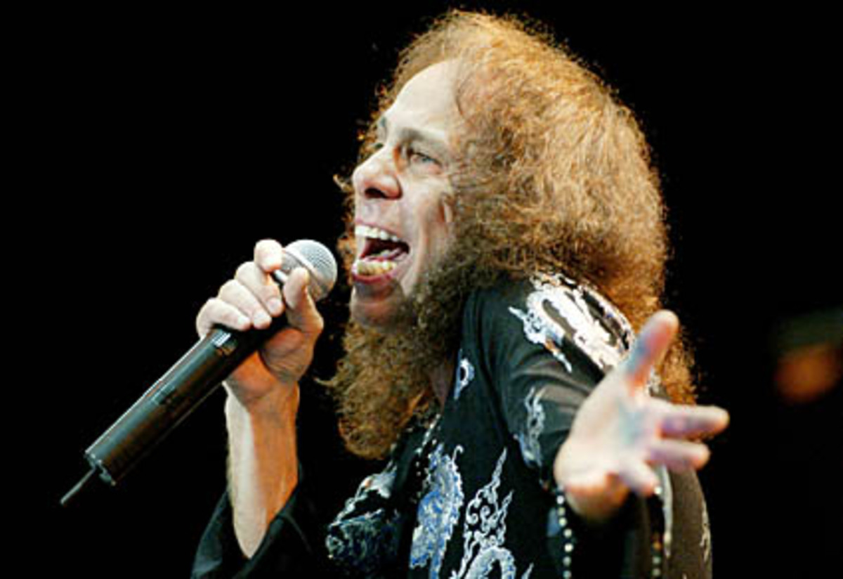 Im selben Jahr fand er eine neue musikalische Heimat: Black Sabbath. Die Miterfinder des Heavy Metal standen Ende der 70er am Scheideweg und suchten einen Ersatz für Ozzy Osbourne. Viele dachten an das Ende der britischen Gruppe. Doch mit neuem Sänger gelang Tony Iommi, Geezer Butler und Bill Ward der Klassiker "Heaven & Hell" (1980).