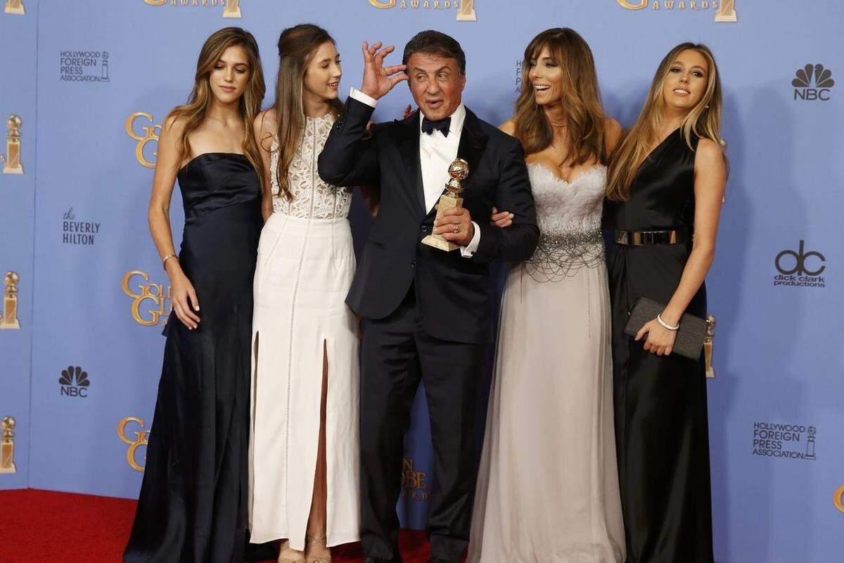 Sylvester Stallone wurde als bester Nebendarsteller für "Creed - Rocky's Legacy" ausgezeichnet. Im Bild wird er von seiner Frau Jennifer Flavin (2.v.r.) und den Töchtern Sistine, Scarlet und Sophia umzingelt.