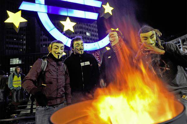 Die Demonstranten wollen auf unbestimmte Zeit dort bleiben. Die Protestaktion war ursprünglich nur bis Mittwoch angemeldet. Die Organisatoren wollen bei der Stadt Frankfurt aber nun eine Verlängerung beantragen.Im folgenden weitere Bilder von den Protesten rund um die Welt ...