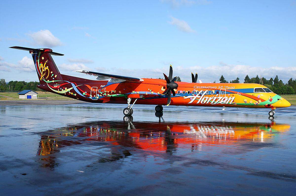 Die knalligen Regenbogenfarben setzen sich auch in diesem "Bombardier Q"-Turbopropflieger (sie hießen einst "Dash 8") der Regionalfluglinie "Horizon Air" aus dem US-Bundesstaat Washington fort. In dem Staat an der Pazifikküste ist übrigens Marihuana seit diesem Sommer legal.