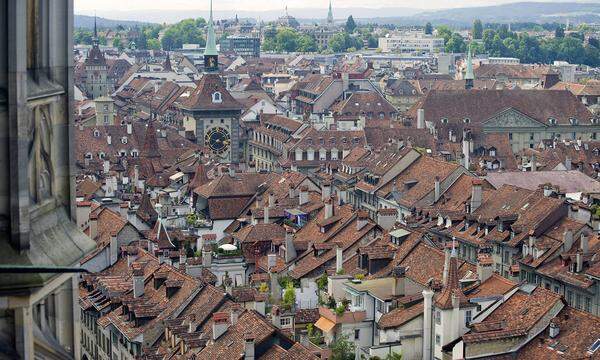 In der Schweiz ticken die Uhren anders. Man möchte meinen, Bern ist eine Vorzeige-Umweltmetropole, dem ist aber nicht so: Lärmbelastung und Lichtverschmutzung wurden auffallend negativ bewertet. Die hohe Platzierung kommt aber durch die Gesamtwahrnehmung zu Stande: Verkehr, Grünflächen, öffentliche Verkehrsmittel und ethnische Gleichstellung.