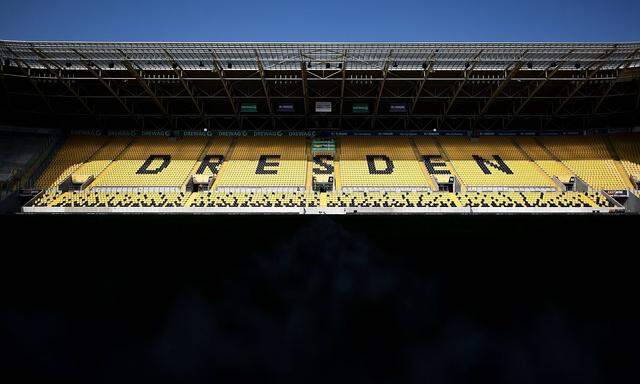 Fuszball, Stadiongeschichte SG Dynamo Dresden Gegengerade mit Dresden-Schriftzug in der Sonne kurz bvevor die Stadiontor