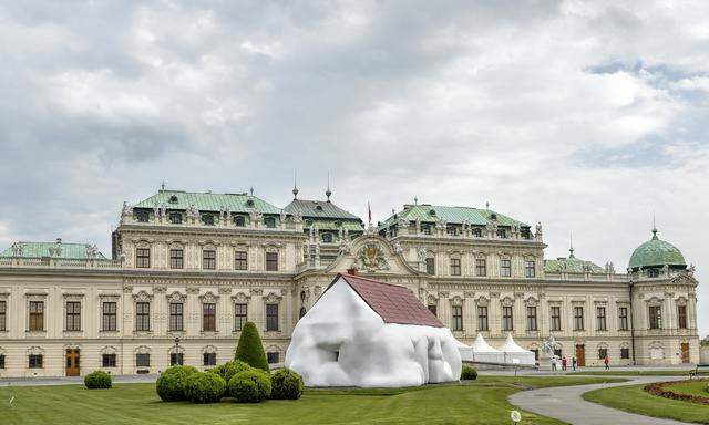 Erwin Wurms „Fat House“ vor dem Oberen Belvedere, Vorbote der Wurm-Ausstellung, die nächste Woche im nahen „21er Haus“ eröffnet wird.