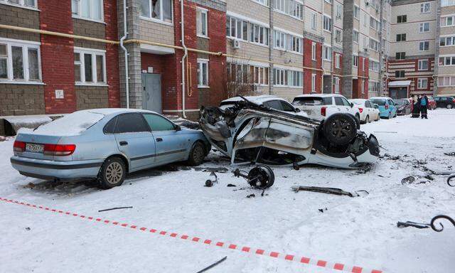 Ein zerstörtes Auto in der russischen Stadt Belgorod.