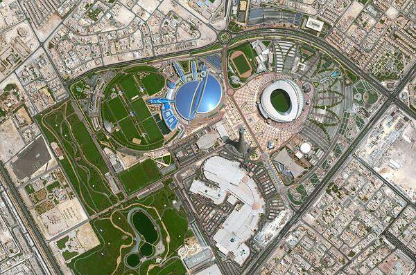 Doha, die Hauptstadt des absolutistisch re­gierten Emirates Katar, ist der Prototyp einer modernen arabischen Planstadt. Im Umkreis der bestehenden Stadt entstehen künstliche, zum Teil ins Meer gebaute Stadtteile der Superlative, wie "The Pearl" und der riesige Komplex des Flughafens. Sie stehen für eine Entwicklung, die in der "Qatar National Vision 2030" festgelegt wurde und die den Wüstenstaat zu einem der modernsten der Welt machen soll. Vor besondere städtebau­liche Herausforderungen stellt die Errichtung der für die Fußball-Weltmeisterschaft 2022 benötigten Sportstadien.