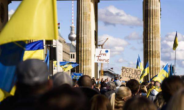„Free Taurus“ steht auf einem Plakat bei einer proukrainischen Demo vor dem Brandenburger Tor in Berlin.