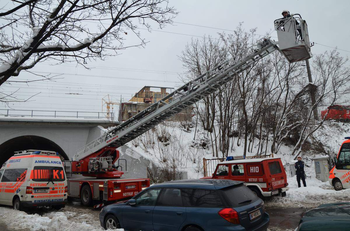 Die Feuerwehr war auf beiden Seiten der Bahnunterführung Zehetnergasse mit einer Drehleiter im Einsatz um die Passagiere aus den S-Bahnen zu bergen.