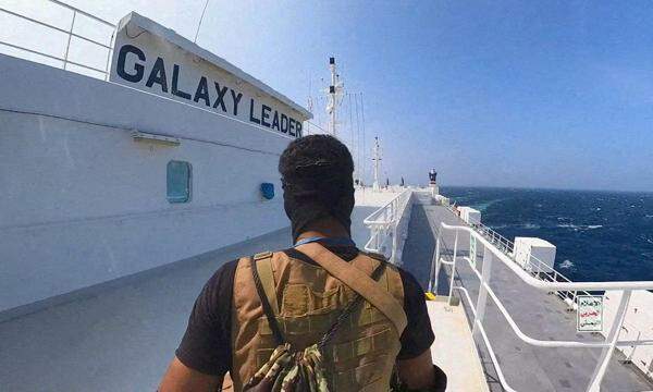 Ein Houthi-Rebelle an Bord eines Galaxy Leader Containerschiff im Roten Meer. 