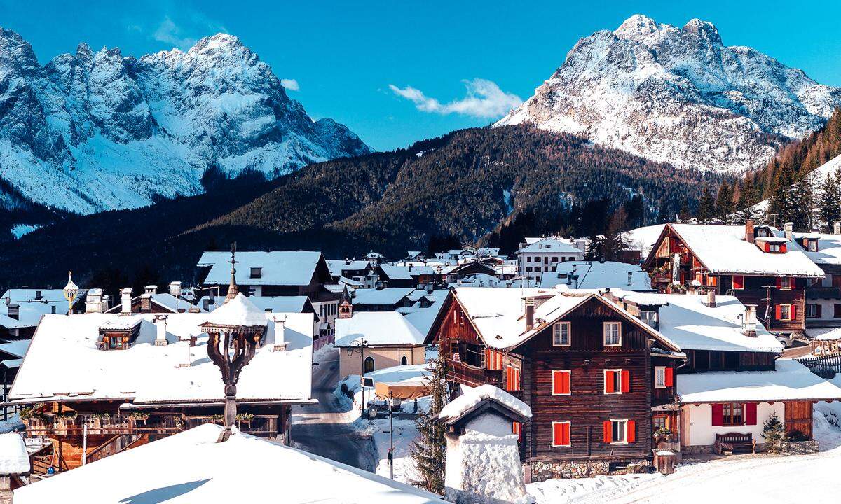 Großer Skizirkus und Halligalli in den Bergen liegen Friaul-Julisch Venetien fern. Vielmehr gibt es hier eine Reihe kleiner, landschaftlich reizvoller und wenig verbauter Gebiete. An der Grenze zu Slowenien befindet sich etwa mit Sella Nevea am Monte Kanin ein Setting, das Freerider schätzen. Das Skigebiet Tarvis ist nah an der österreichischen Grenze gelegen, dort findet man auch etliche kulinarische Möglichkeiten. Piancavallo im Südwesten Friauls kennen einige von Skiweltcup-Bewerben, während Ravascletto-Zoncolan vielleicht noch eine Entdeckung ist. Auch Forni di Sopra, wo Wintersportler die stillere Seite der Dolomiten kennen, nämlich die friulanischen. Überall bieten sich Gelegenheiten zum Schneeschuhwandern, Tourengehen und Langlaufen. Sappada (Bild) im Westen der Karnischen Alpen ist so ein Ort. Und überdies eine Sprachinsel, wo manche Plodnerisch ­reden, das sich ein wenig wie im Hochpustertal anhört.