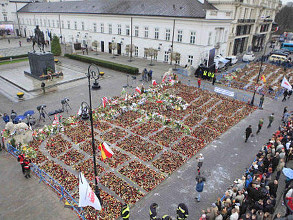 Am Sonntag wird das Präsidentenpaar auf der Wawel-Burg in Krakau beigesetzt. Vorher soll vor der Krakauer Marienkirche ein Trauergottesdienst stattfinden.