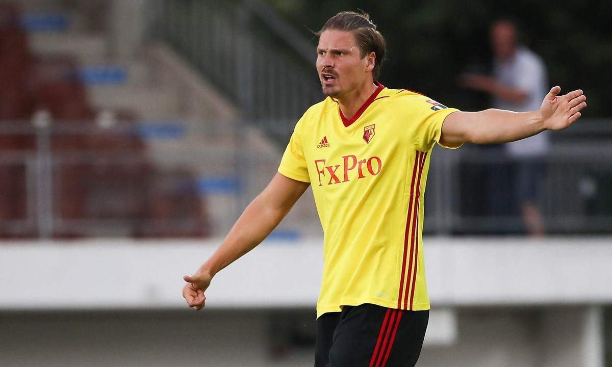 Der ehemalige Bremer Sebastian Prödl hat in den vergangenen beiden Jahren in England dazugelernt. Bei seinem Klub FC Watford ist er zur Führungspersönlichkeit gereift, in der vergangenen Saison (Platz 17) wurde er von den Fans sogar zum „Spieler des Jahres“ gewählt. Der Trainerwechsel – Marco Silva folgte Walter Mazzarri – bringt etwas Ungewissheit mit sich. Der Portugiese dürfte von einer Dreier- auf eine Viererkette umstellen.