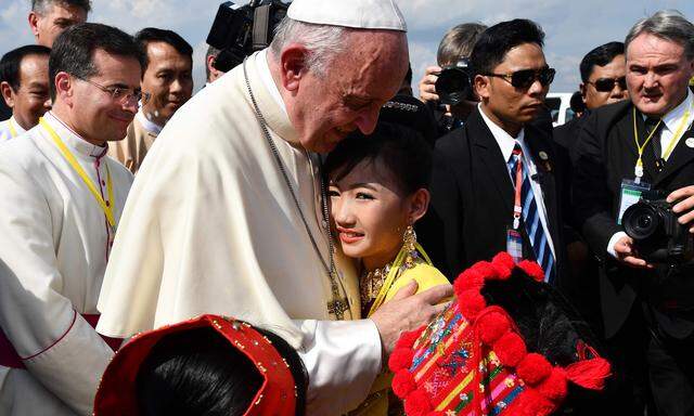 Es ist eine heikle Auslandsreise: Papst Franziskus kam am Montag in Burma an.  