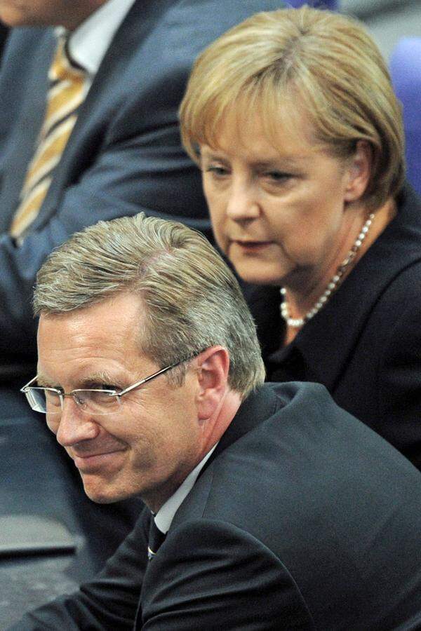 Doch der zurückhaltende und manchmal sogar schüchtern wirkende Plolitiker konnte auch anders. Hinter vorgehaltener Hand ätzte er gegen die Bundeskanzlerin. Das nährte Spekulationen, Angela Merkel habe ihn ins höchste Staatsamt „weggelobt“.